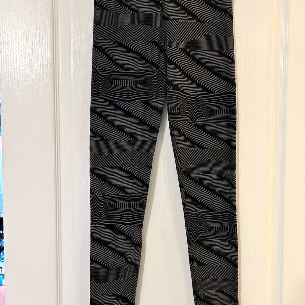 5 for $15 EUC Black/Gray Leggings OS